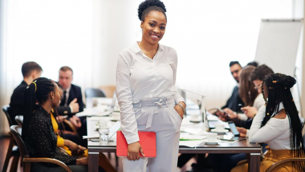 face-handsome-african-american-business-woman-holding-tablet-background-business-peoples-multiracial-team-meeting-sitting-office-table(1)